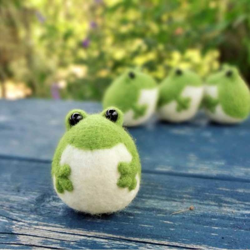 needle felted frog